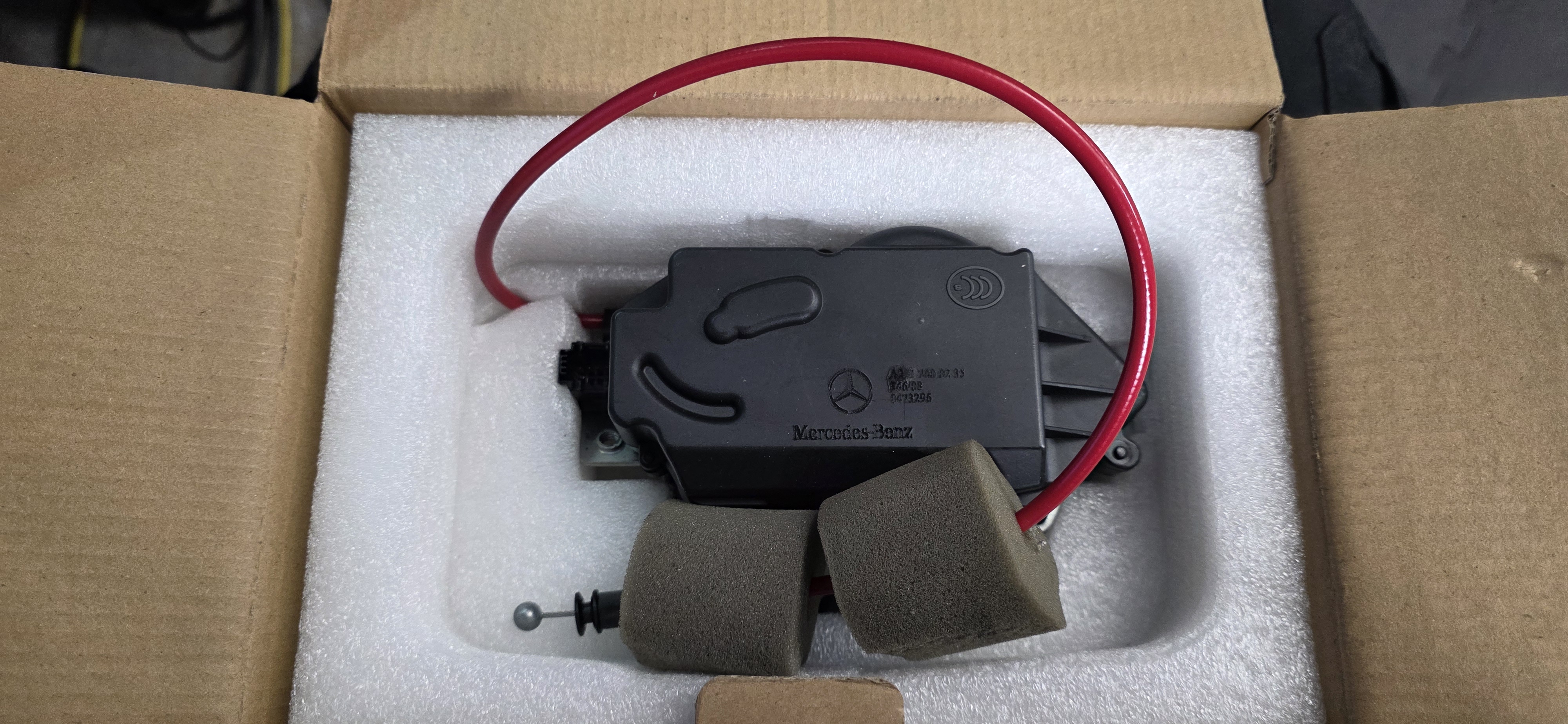 2008-2011 Mercedes ML550 Used Rear Tailgate Lock Actuator (2)